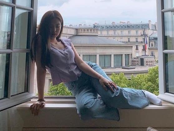 Hết váy áo xuyên thấu Jennie (BlackPink) chuyển qua mặc trang phục bó sát để khoe body huyền thoại không phần trăm mỡ thừa-3