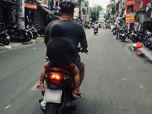 Bức ảnh sáng bừng Facebook chứng minh bố luôn che chở cho con theo cách của riêng mình