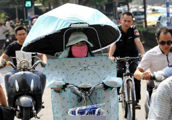 Giật mình vì đôi chân quái dị của người phụ nữ trên đường phố, nhưng sự thật là...-3