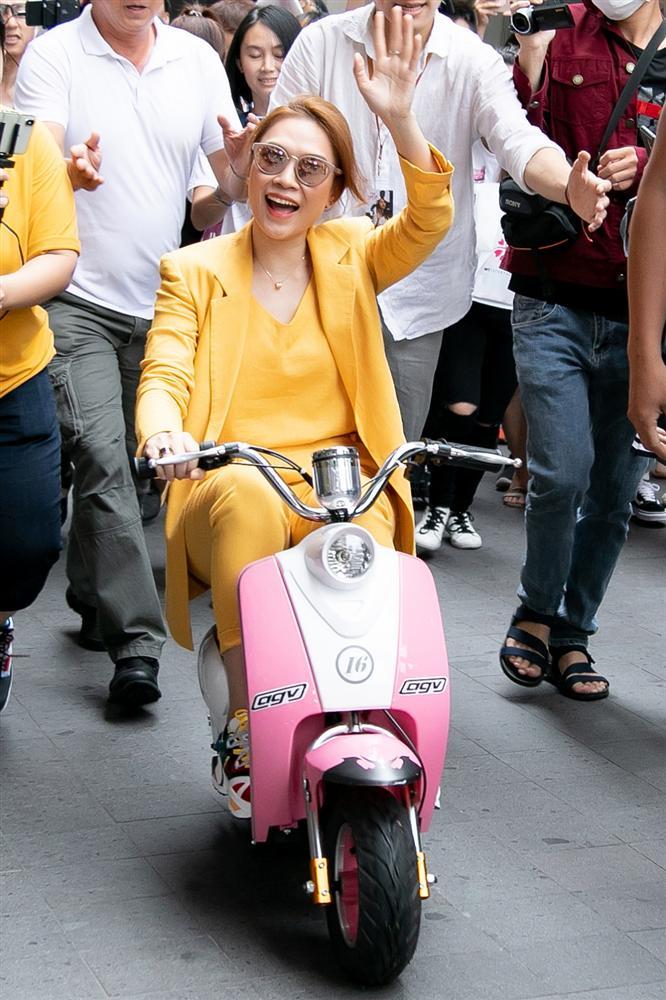 Mặc váy thì thường xuyên lọt top sao xấu, chứ cứ diện vest là Mỹ Tâm đẹp chấp cả dàn mỹ nhân Việt-1