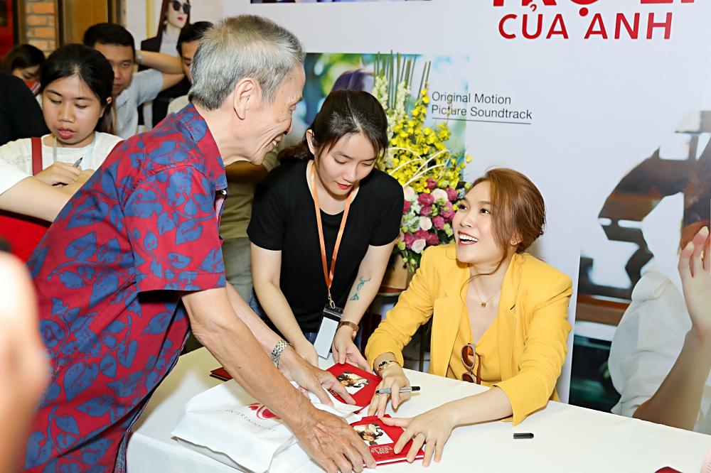 Mỹ Tâm tự chạy siêu xe đến ký tặng đĩa nhạc phim Chị Trợ Lý Của Anh-5