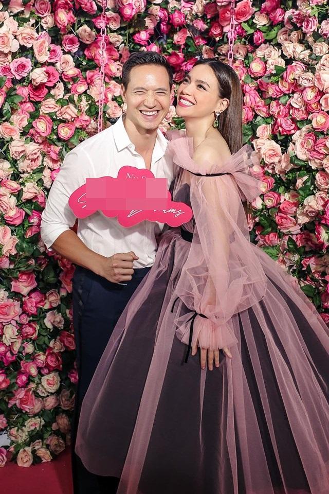 SAO MẶC ĐẸP: Mỹ Tâm lên đồ sự kiện năng động bao nhiêu thì Hồ Ngọc Hà bánh bèo bấy nhiêu-2