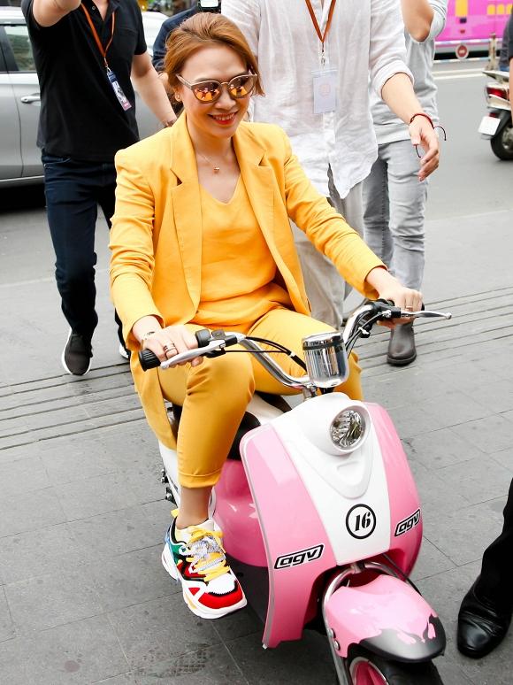 SAO MẶC ĐẸP: Mỹ Tâm lên đồ sự kiện năng động bao nhiêu thì Hồ Ngọc Hà bánh bèo bấy nhiêu-3