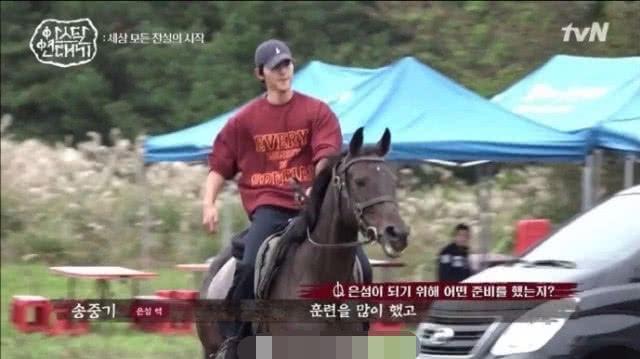 Song Joong Ki - Song Hye Kyo tình tứ diện đồ đôi dập tan nghi án ly hôn-2