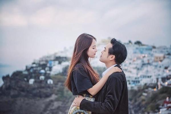 Tấm thiệp mời trên bàn, thời gian địa điểm tổ chức đám cưới Dương Khắc Linh - Sara Lưu đã rất rõ ràng-4