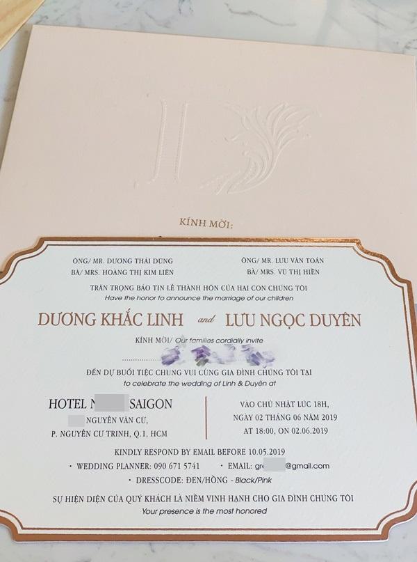 Tấm thiệp mời trên bàn, thời gian địa điểm tổ chức đám cưới Dương Khắc Linh - Sara Lưu đã rất rõ ràng-2