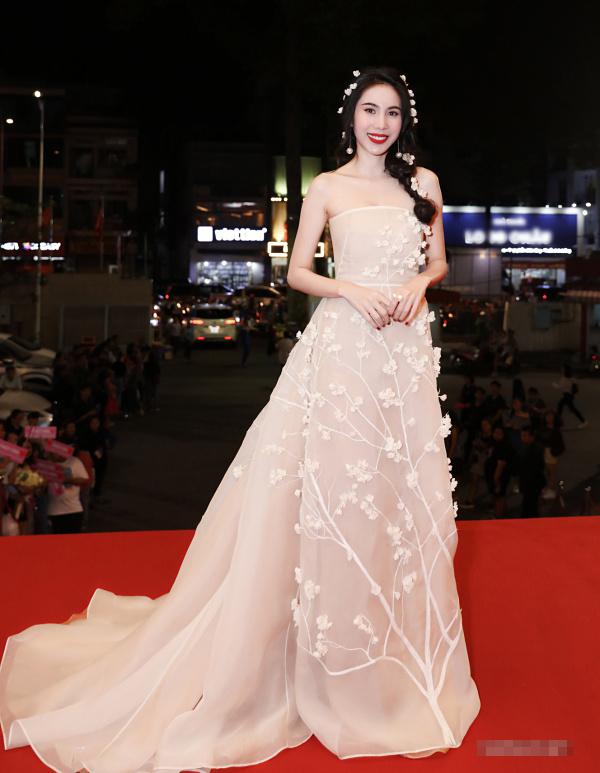 Dàn mỹ nhân Việt từ khoe thân táo bạo bỗng trở nên kín đáo ngoan hiền: Bất ngờ nhất vẫn là Angela Phương Trinh-13