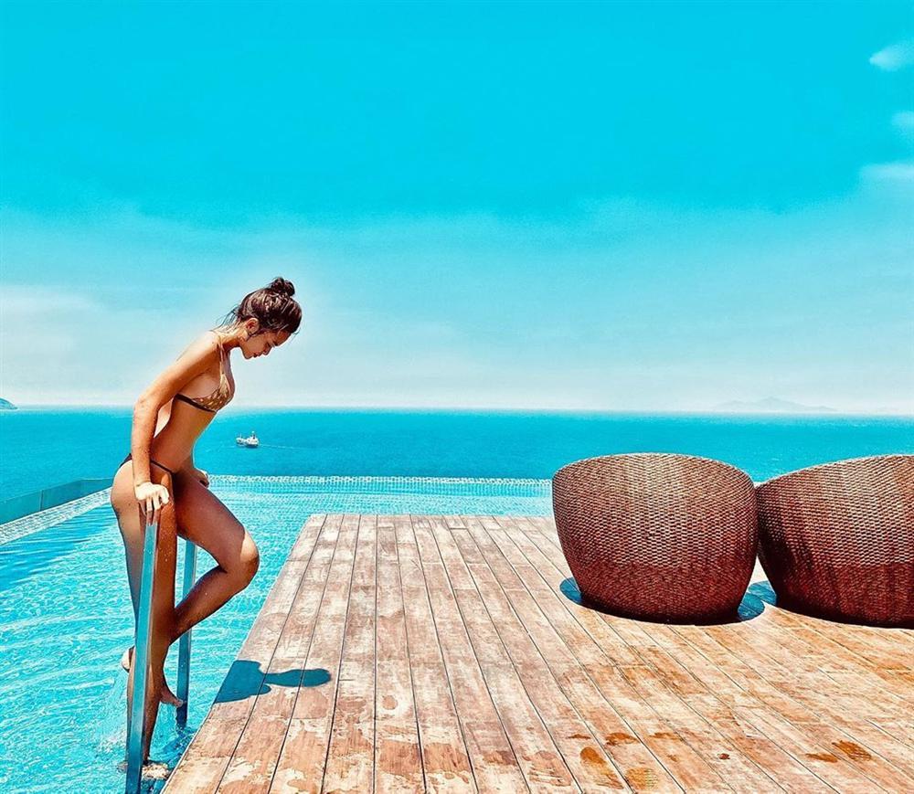 Diện bikini thả dáng trước biển, Á hậu Mâu Thủy không ngờ trở thành cô bé đô con-1