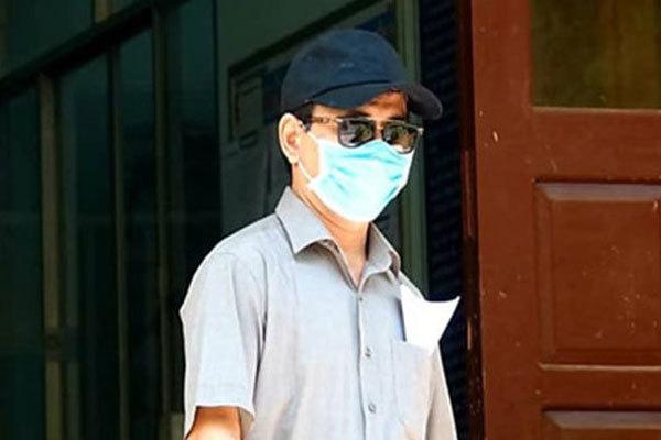Ông Nguyễn Hữu Linh bịt kín mặt tới tòa nhận quyết định vụ dâm ô bé gái-1