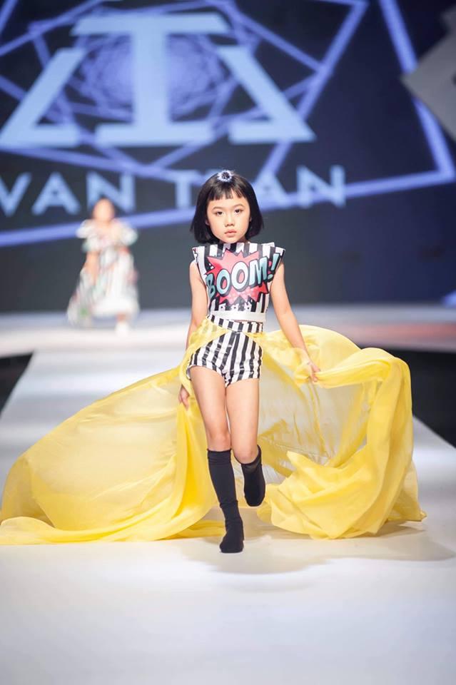 Khánh An - mẫu nhí từng được nữ hoàng tạo dáng Coco Rocha khen hết lời tái xuất khiến Chí Tài, Việt Hương hết hồn-4