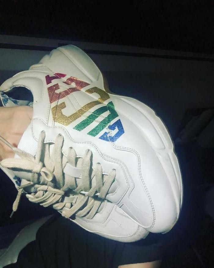 Đâu thua chị kém em, Hari Won cũng được chồng mua hàng hiệu, chất ngập giường-11