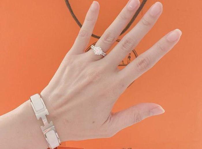 Đâu thua chị kém em, Hari Won cũng được chồng mua hàng hiệu, chất ngập giường-2