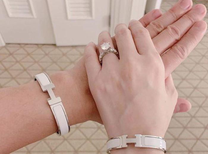 Đâu thua chị kém em, Hari Won cũng được chồng mua hàng hiệu, chất ngập giường-3