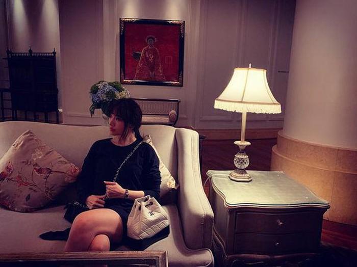 Đâu thua chị kém em, Hari Won cũng được chồng mua hàng hiệu, chất ngập giường-9