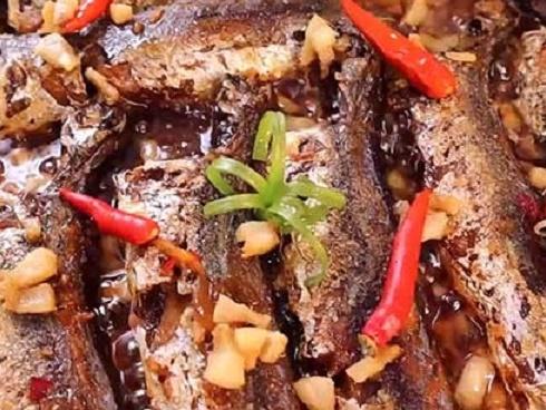 Clip: 'Vét sạch nồi' với món cá nục kho đậm vị, hấp dẫn