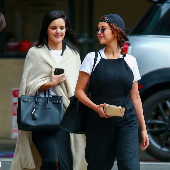 Selena Gomez cưa sừng làm nghé nhưng sao lại giống Jennifer Aniston thời trẻ đến lạ-1