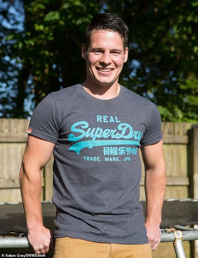 Phát hiện mình là con rơi, chàng trai đổi đời sống cuộc sống quý tộc-1