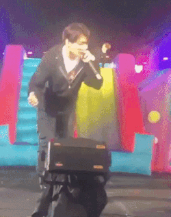 Thành viên BTS gặp sự cố trượt ngã hài hước trong đêm nhạc-1