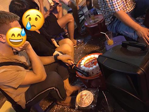 Nam sinh số đen: Đang tỏ tình với crush bị cô giáo bắt gặp, tịch thu hết cả hoa lẫn quà-2