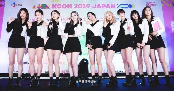 Netizen sốc nặng vì khả năng hát live của TWICE trong concert: Đã debut 4 năm rồi mà hát hò vẫn tệ thế này ư?-1