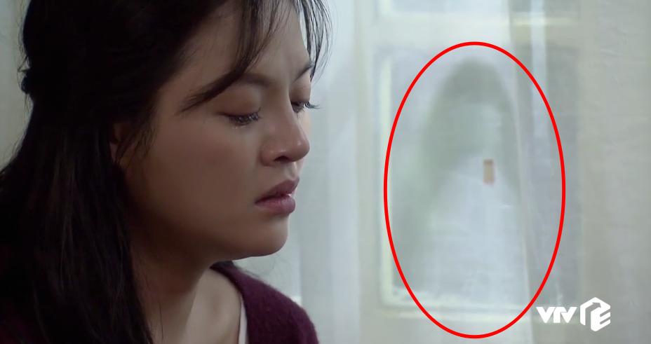 Chi tiết bí ẩn rợn người của Về Nhà Đi Con tập 32: Cái gì đang hiện lên trên tấm rèm cửa nhà Huệ?-4