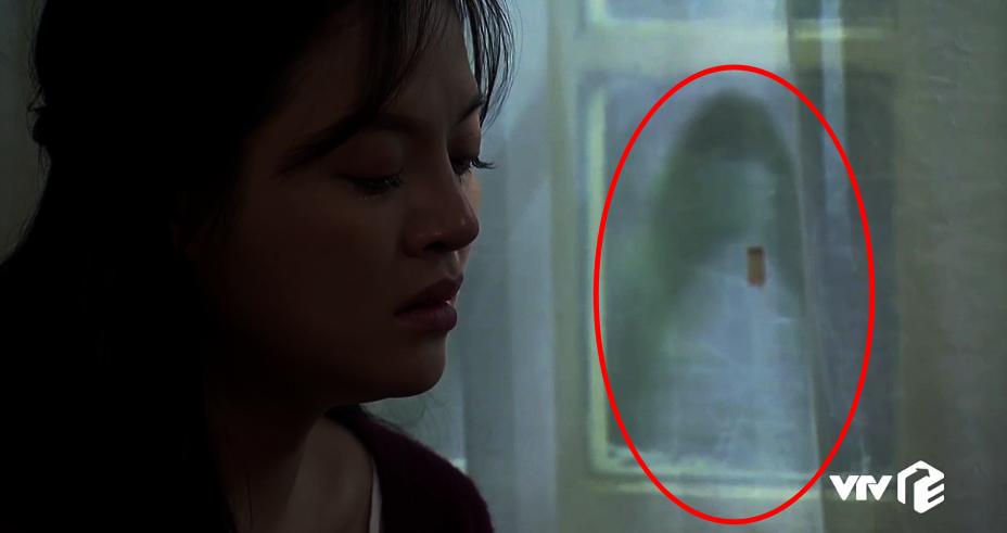 Chi tiết bí ẩn rợn người của Về Nhà Đi Con tập 32: Cái gì đang hiện lên trên tấm rèm cửa nhà Huệ?-5