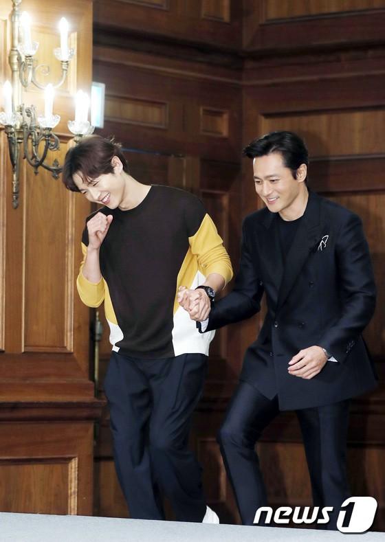 Vừa dập tin đồn ly hôn, Song Joong Ki đã lại tay trong tay với Jang Dong Gun khiến ai nấy giật mình-3