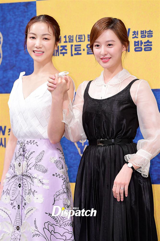 Vừa dập tin đồn ly hôn, Song Joong Ki đã lại tay trong tay với Jang Dong Gun khiến ai nấy giật mình-18