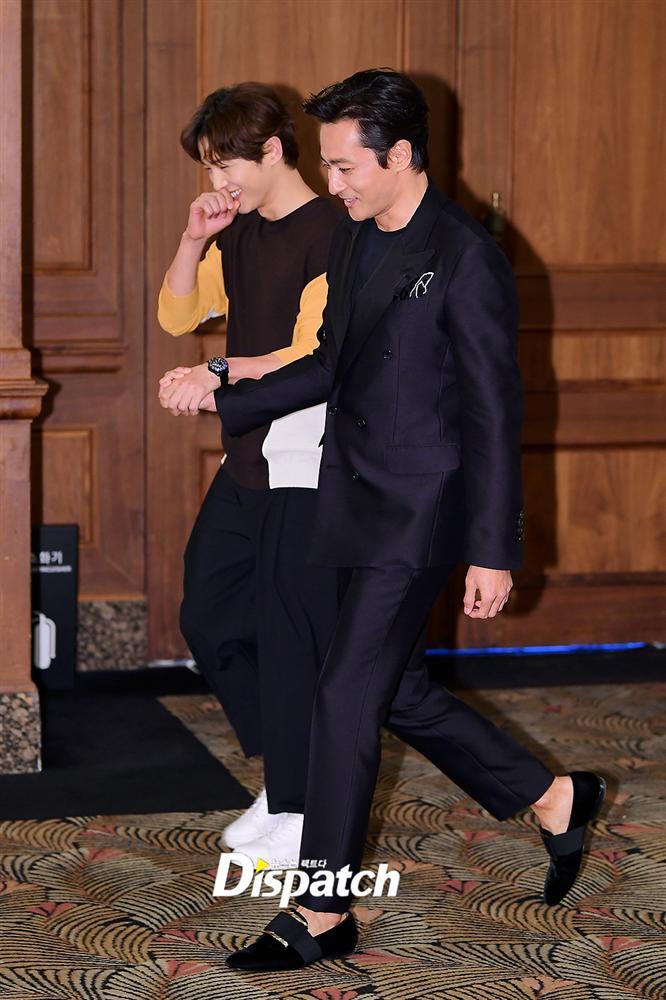 Vừa dập tin đồn ly hôn, Song Joong Ki đã lại tay trong tay với Jang Dong Gun khiến ai nấy giật mình-2