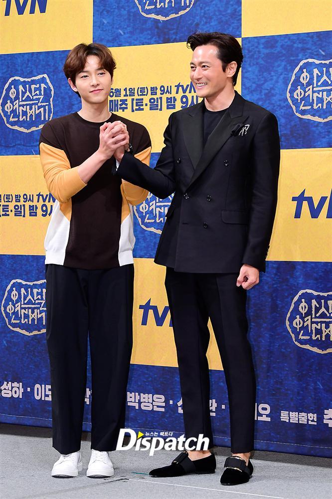 Vừa dập tin đồn ly hôn, Song Joong Ki đã lại tay trong tay với Jang Dong Gun khiến ai nấy giật mình-4