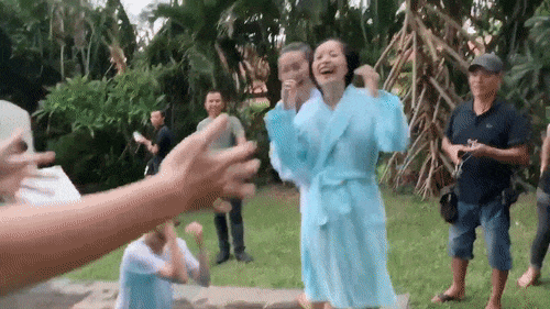 Cả thế giới ra đây mà xem, Thanh Hằng và Chi Pu tình bể bình thế này cơ mà-1