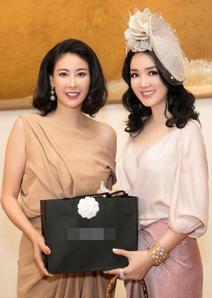 Biểu tượng thời trang Hà Tăng bất ngờ bị chê mặc xấu, già chát - Phượng Chanel lên đồ như cái bang-3