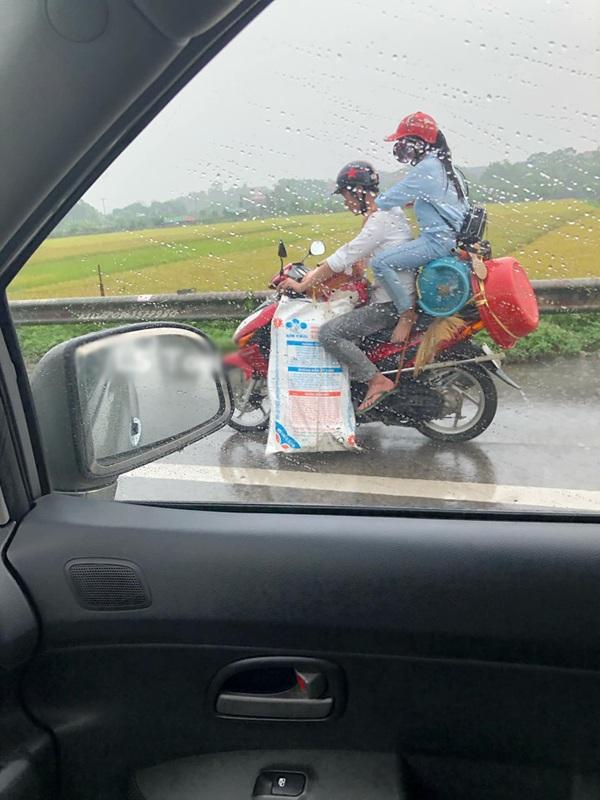 Liều lĩnh để bạn gái ngồi trên đống đồ cồng kềnh phía sau xe, nam thanh niên nhận nhiều chỉ trích: Coi thường tính mạng!-2