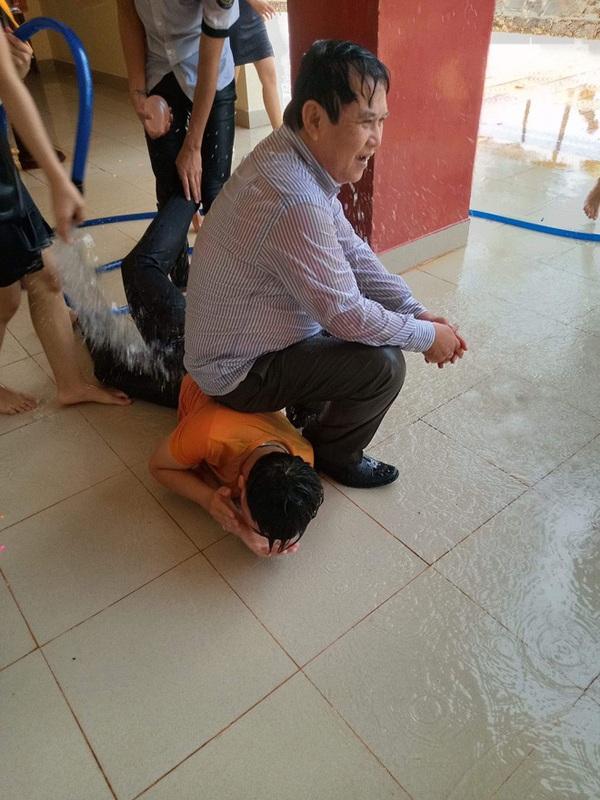 Thoải mái để học sinh tạt nước, kéo lê đến ướt sũng người, thầy giáo trường người ta khiến dân tình ghen tỵ-2