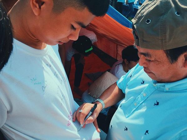 Thoải mái để học sinh tạt nước, kéo lê đến ướt sũng người, thầy giáo trường người ta khiến dân tình ghen tỵ-3