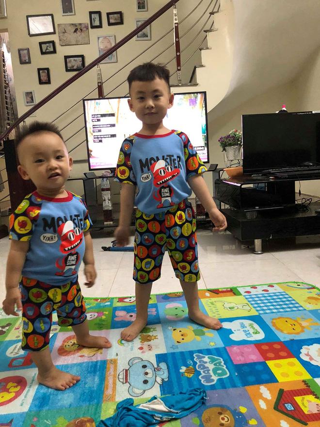 Hai anh em dùng son của mẹ bôi lem nhem khắp mặt nhưng lời mách tội của cậu bé 5 tuổi khiến người xem bật cười-3