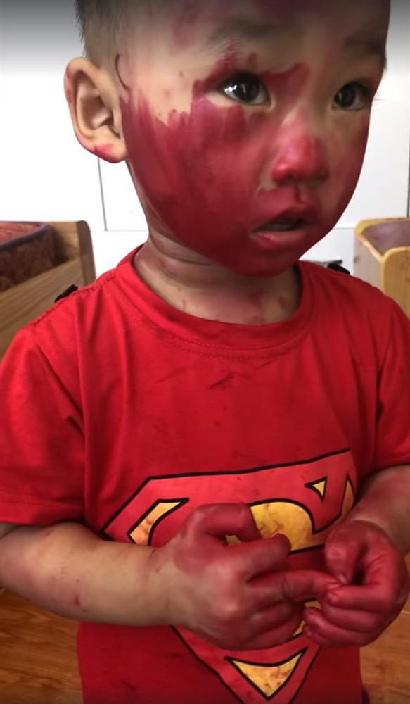 Hai anh em dùng son của mẹ bôi lem nhem khắp mặt nhưng lời mách tội của cậu bé 5 tuổi khiến người xem bật cười-1