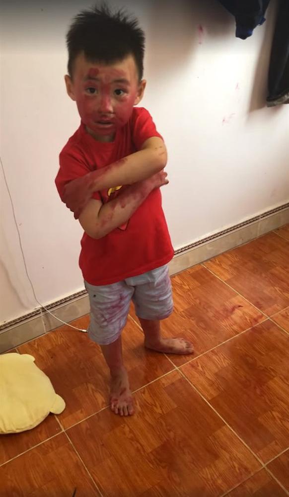 Hai anh em dùng son của mẹ bôi lem nhem khắp mặt nhưng lời mách tội của cậu bé 5 tuổi khiến người xem bật cười-2
