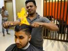 Cắt tóc bằng lửa giá 10 USD, dịch vụ kỳ lạ hút khách ở Ấn Độ