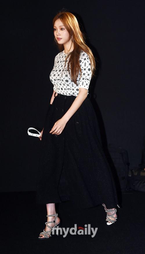 Kristen Stewart thả rông vòng 1 táo bạo - Lâm Y Thần trẻ y chang thời Anh hùng xạ điêu cách đây 11 năm-6