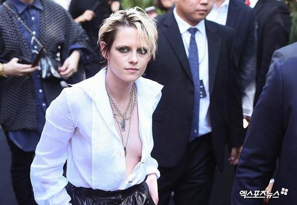 Kristen Stewart vô tư bán khỏa thân đi du lịch cùng bạn gái đồng giới-5
