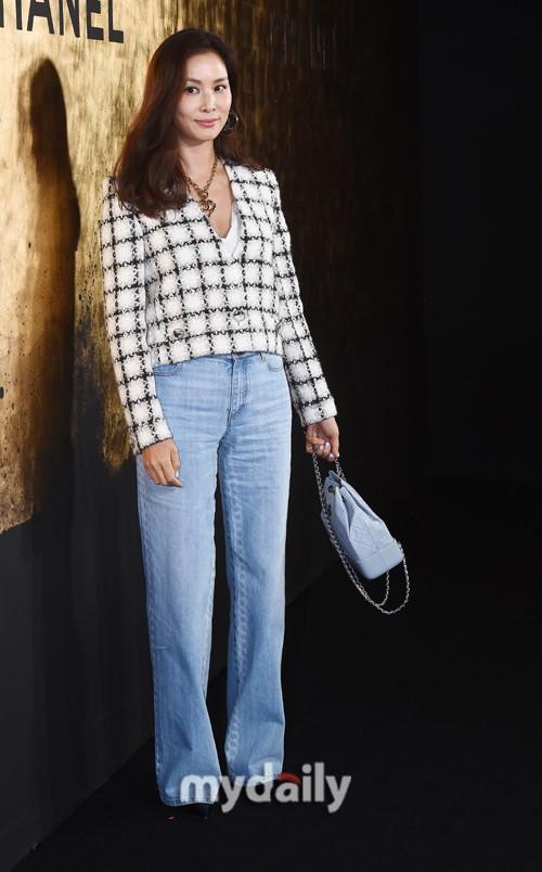 Kristen Stewart thả rông vòng 1 táo bạo - Lâm Y Thần trẻ y chang thời Anh hùng xạ điêu cách đây 11 năm-12