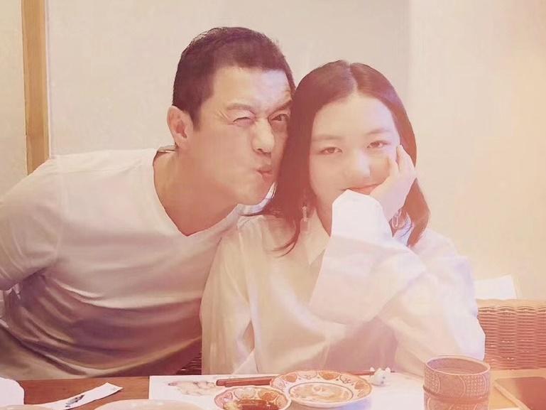 Con gái hở hàm ếch của Lý Á Bằng tự tin khoe ngoại hình sau ca phẫu thuật-12