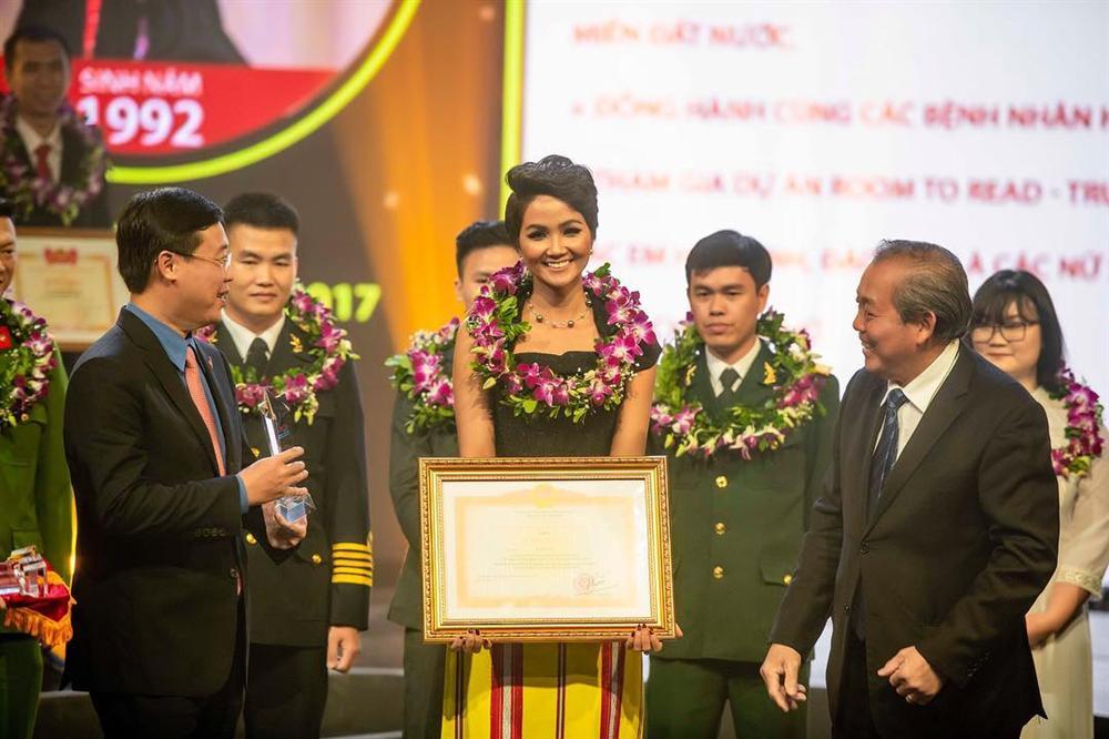 SHOCK: Catriona Gray sau nửa năm đăng quang Hoa hậu Hoàn vũ bị chê bai kém cả HHen Niê-6