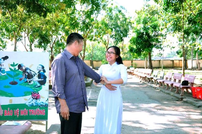 Người cha bán cá viên chiên suốt 13 năm cùng con dự lễ bế giảng-4