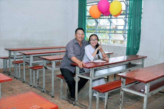 Người cha bán cá viên chiên suốt 13 năm cùng con dự lễ bế giảng-5