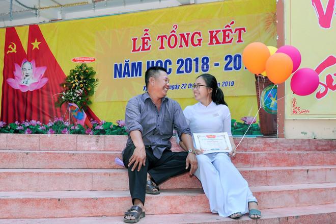 Người cha bán cá viên chiên suốt 13 năm cùng con dự lễ bế giảng-7