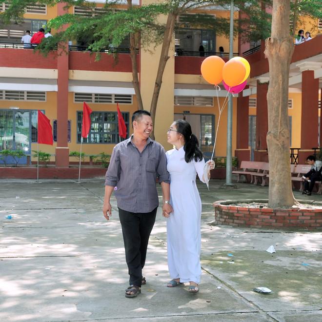 Người cha bán cá viên chiên suốt 13 năm cùng con dự lễ bế giảng-8