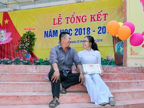 Cảm động hình ảnh cha đếm từng đồng tiền đưa con ngày nhập học-3