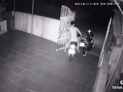 Clip: Pha trộm xe máy kinh điển và màn xử lý cực kỳ ‘cồng kềnh’ của thanh niên đuổi theo, giây cuối mới không nhịn nổi cười-1